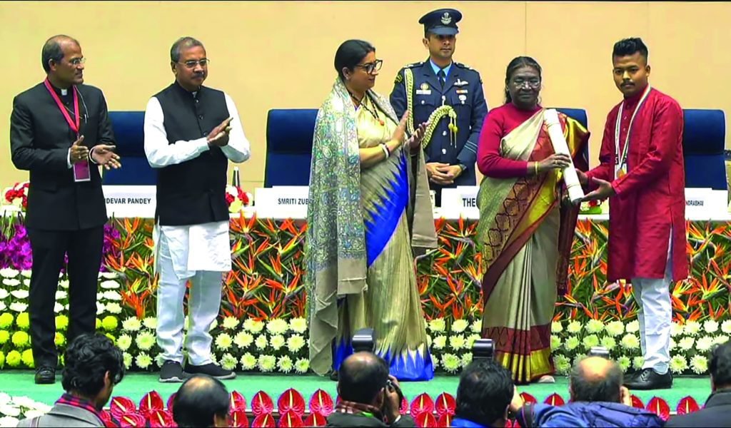 Aryan Singh receiving the Bal Puraskar citation scroll from President Droupadi Murmu, with Minister Smriti Irani beside her