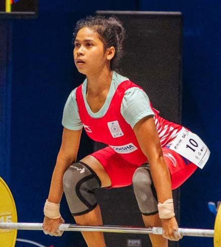 Jyoshna Sabar competing in the 40 kg weightlifting class