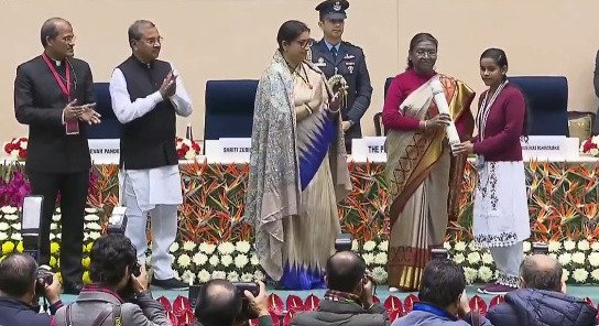 Jyotsna Aktar receiving the Bal Puraskar citation scroll from President Droupadi Murmu, with Minister Smriti Irani beside them
