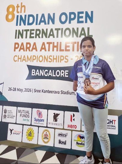 Shivani Hosuru Uppara holding her bronze medal at the 8th Indian Open Para Athletics Championships, Bengaluru, 2026